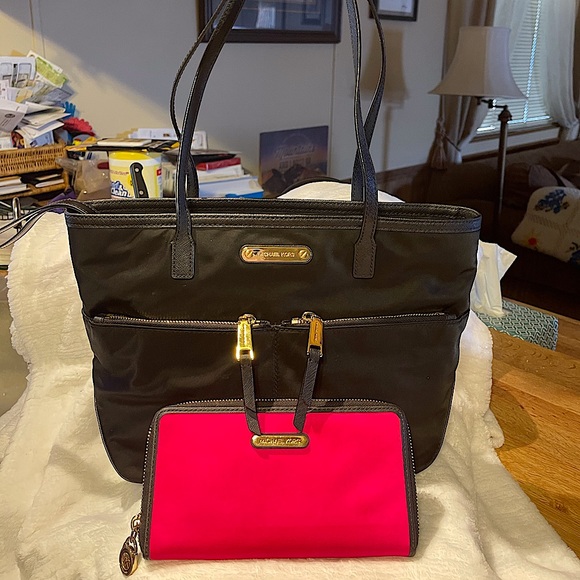 Michael Kors Handbags - Michael Kors BLK Kelsey K/Wallet